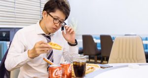俺　やしょく　たべる